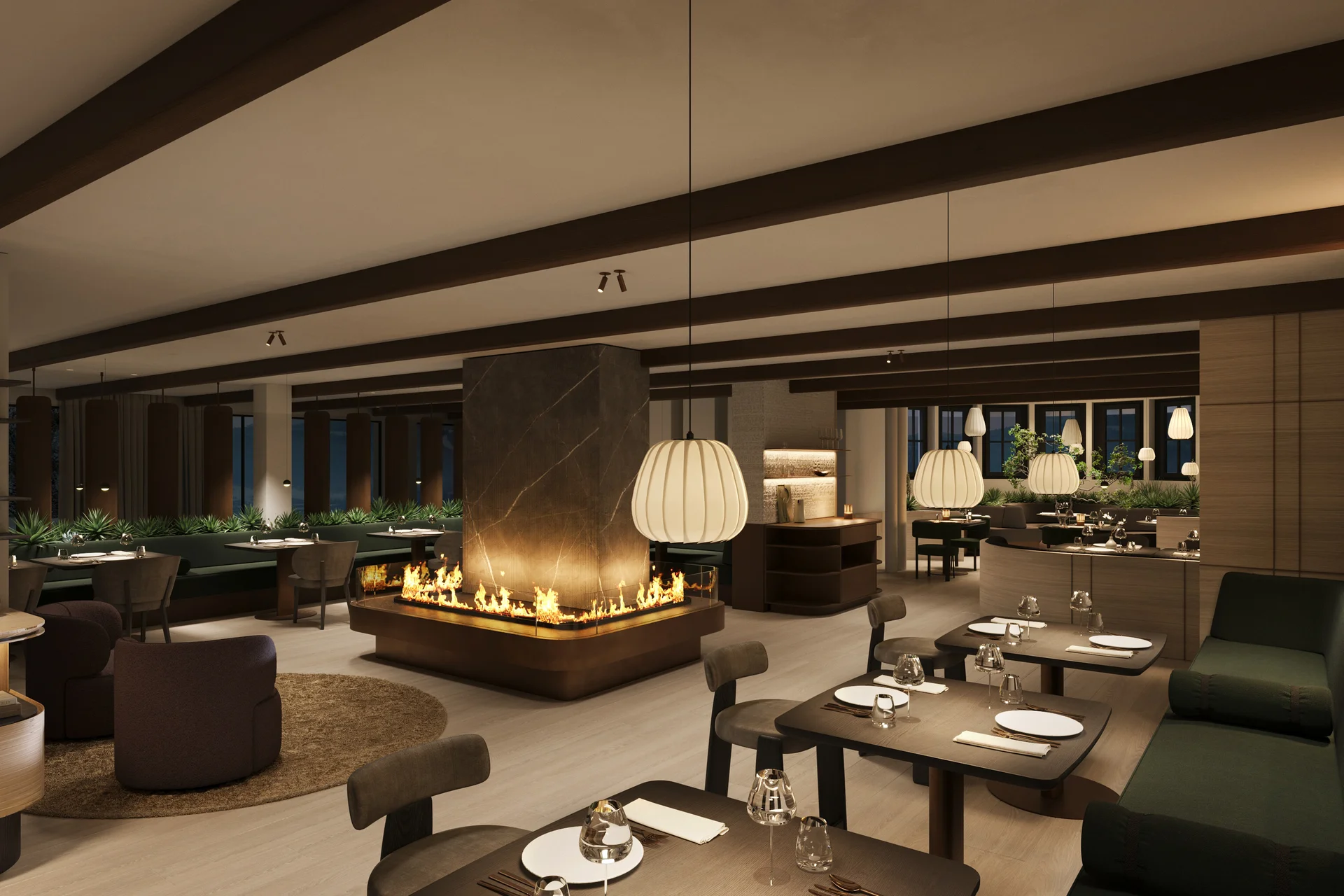 Modernes Restaurant mit zentralem Kamin und stilvoll eingedeckten Tischen