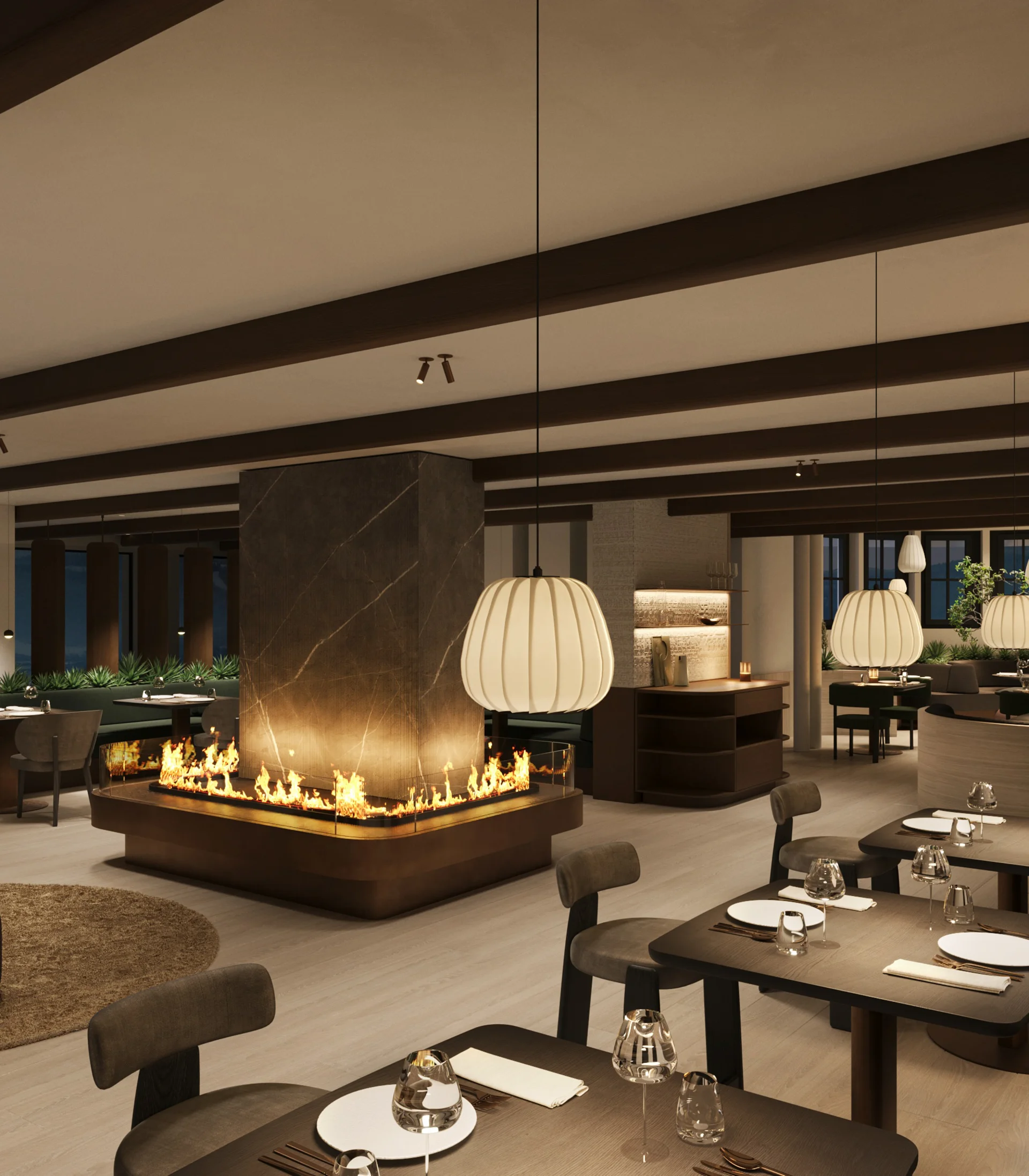 Modernes Restaurant mit zentralem Kamin und stilvoll eingedeckten Tischen