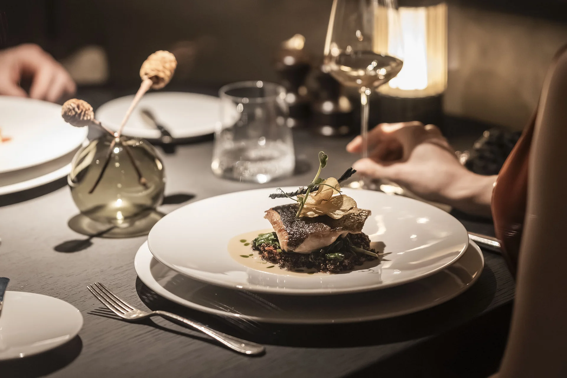 Cena elegante con piatti gourmet e bicchieri di vino in ristorante