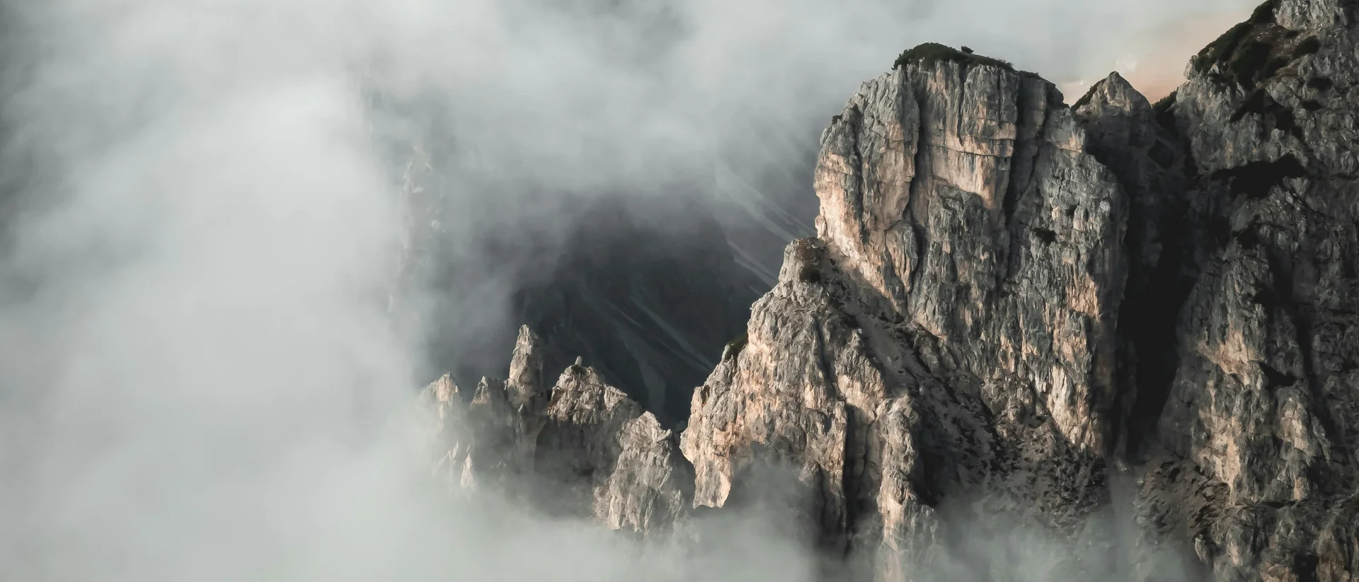 Felsige Bergspitzen umgeben von dichtem Nebel