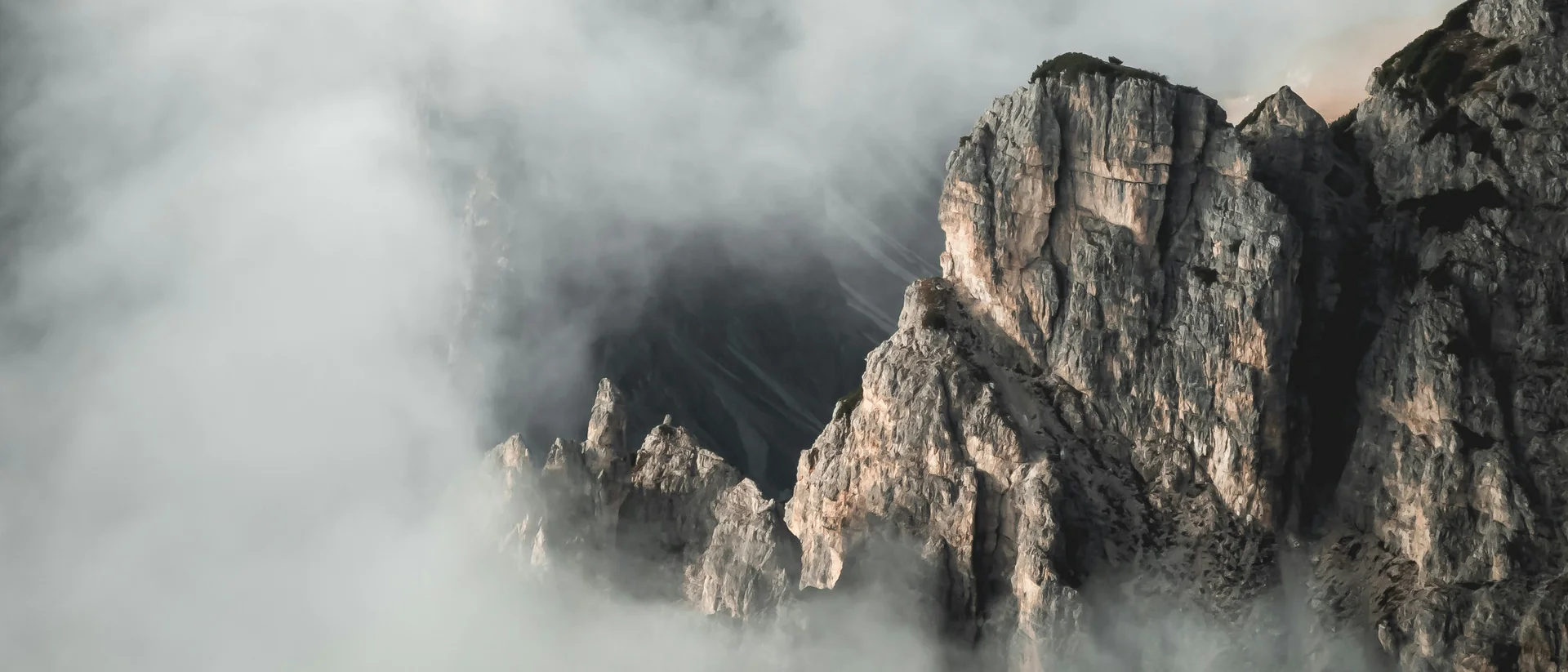 Felsige Bergspitzen umgeben von dichtem Nebel