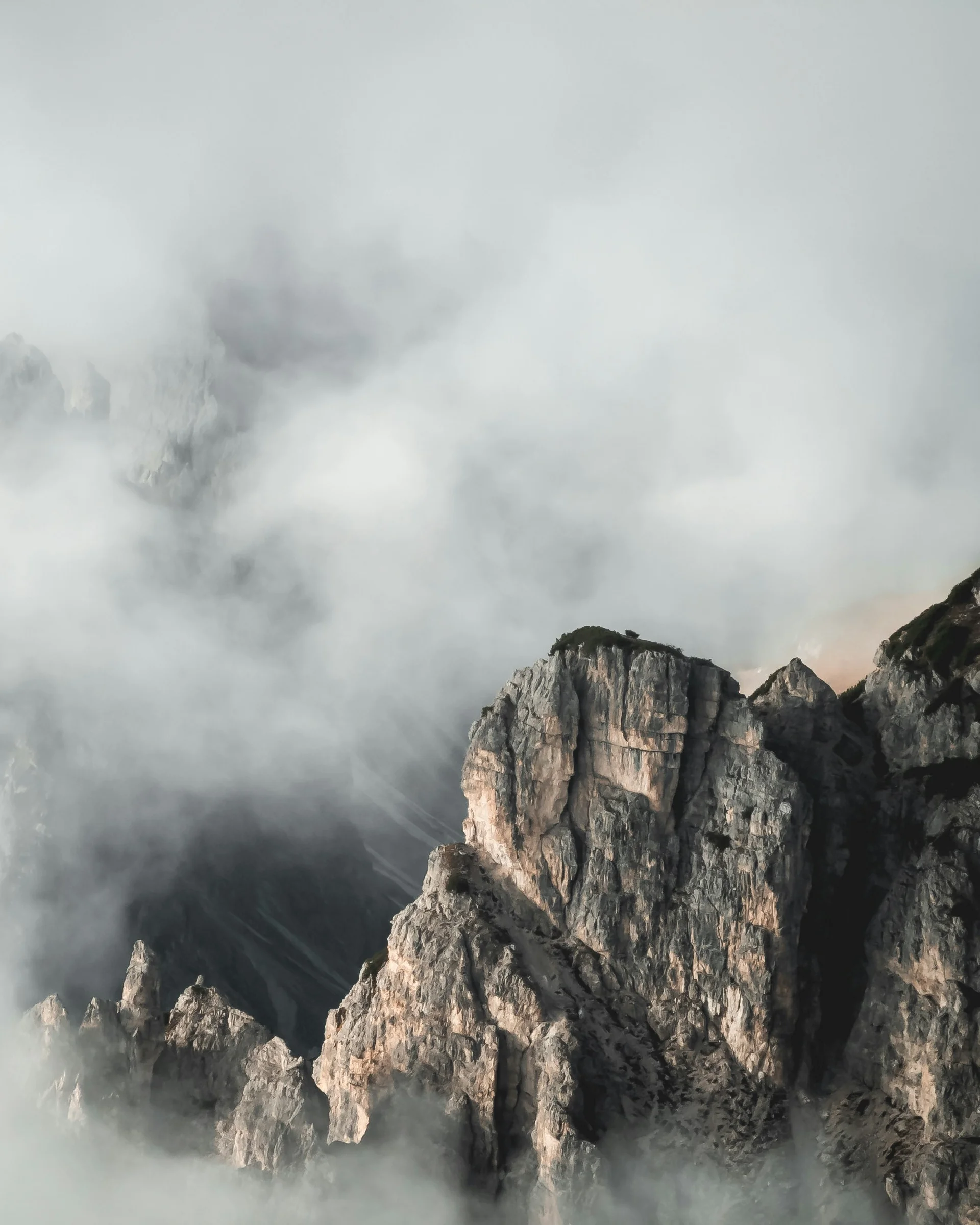 Felsige Bergspitzen umgeben von dichtem Nebel