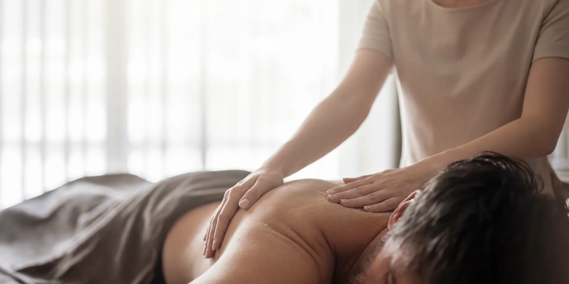 Uomo che riceve massaggio alla schiena in un ambiente tranquillo