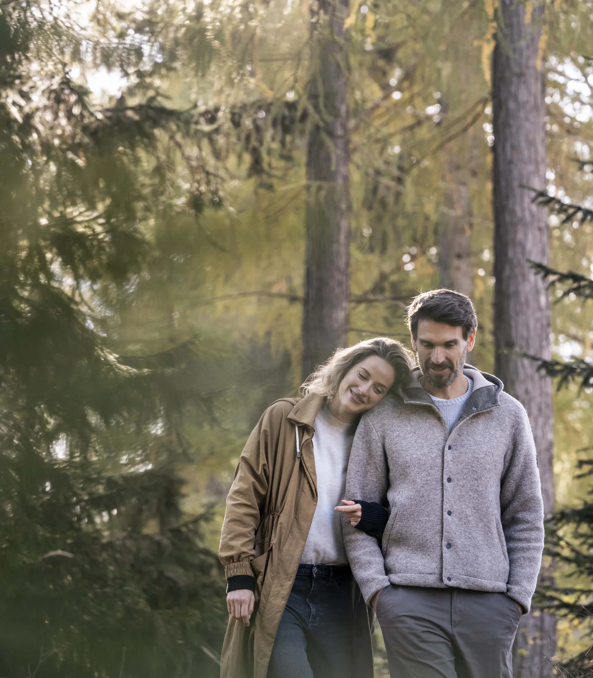 Coppia che passeggia nel bosco in autunno