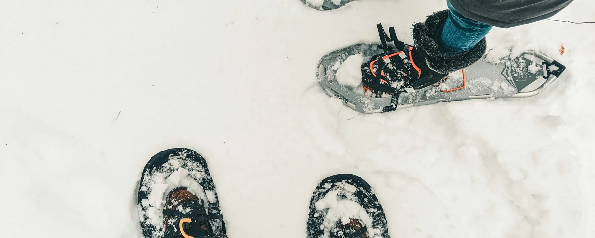 Fitness, Yoga, Outdoor-Erlebnisse: Aktivhotel in Südtirol Zwei Personen mit Schneeschuhen stehen im Schnee