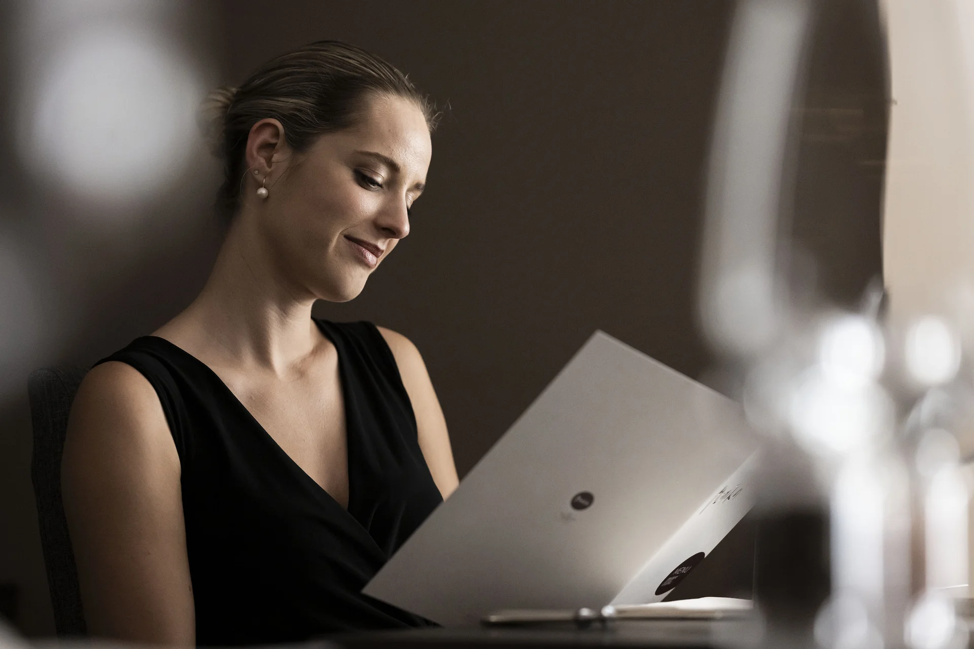 Donna legge il menu in un elegante ristorante