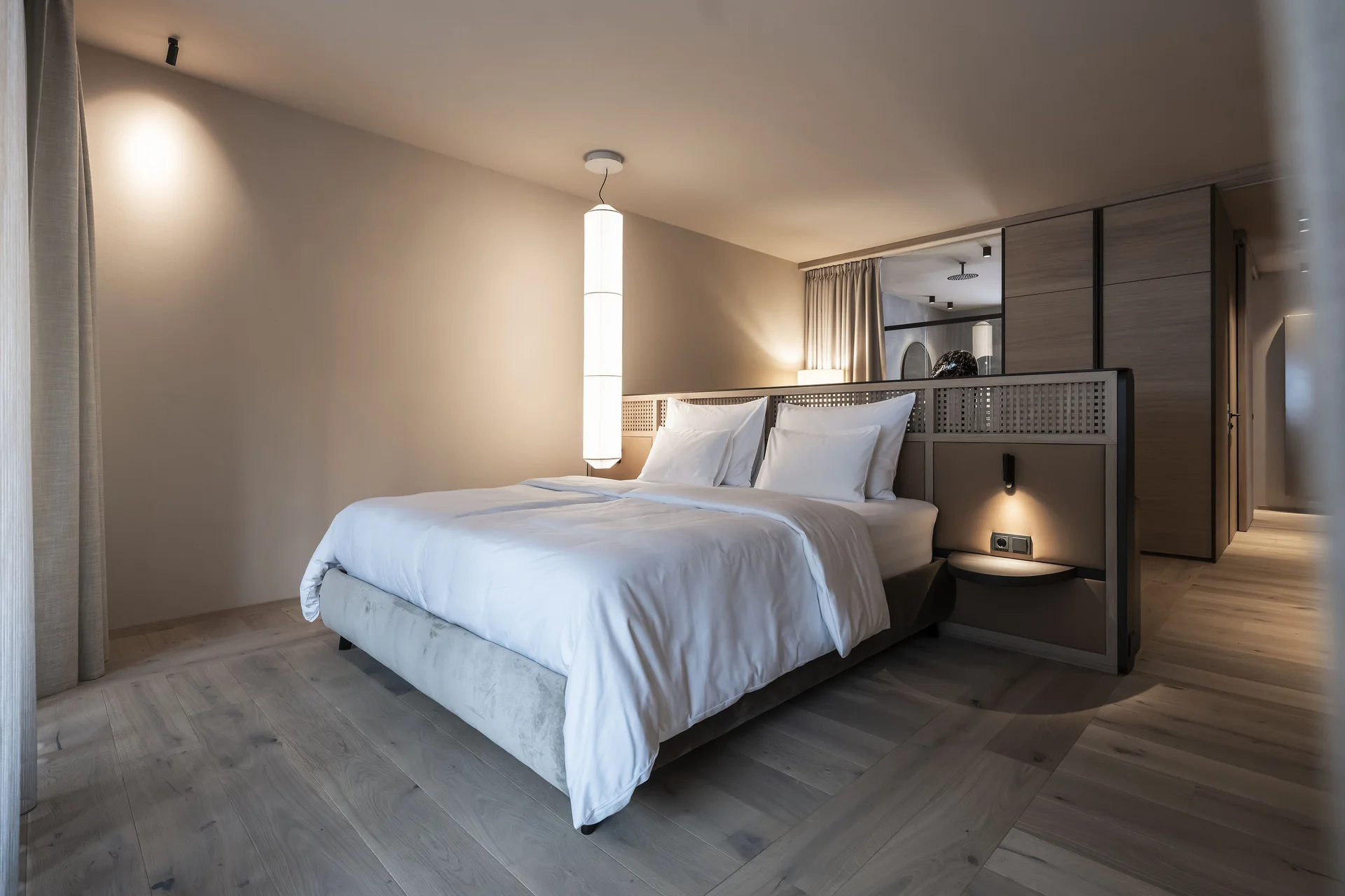 Modernes Schlafzimmer mit großem Bett und sanfter Beleuchtung