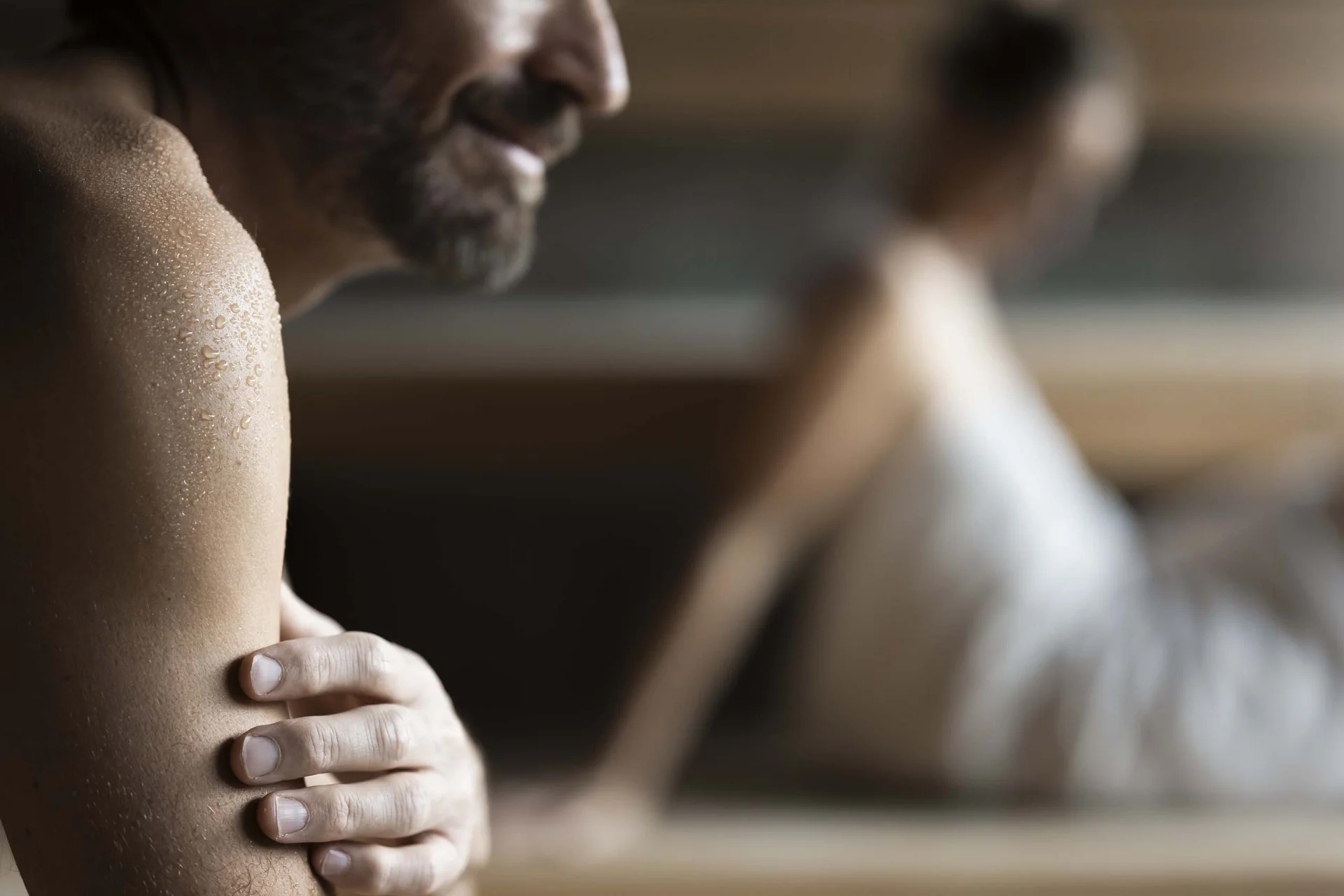 Mann und Frau entspannen nass in einer Sauna
