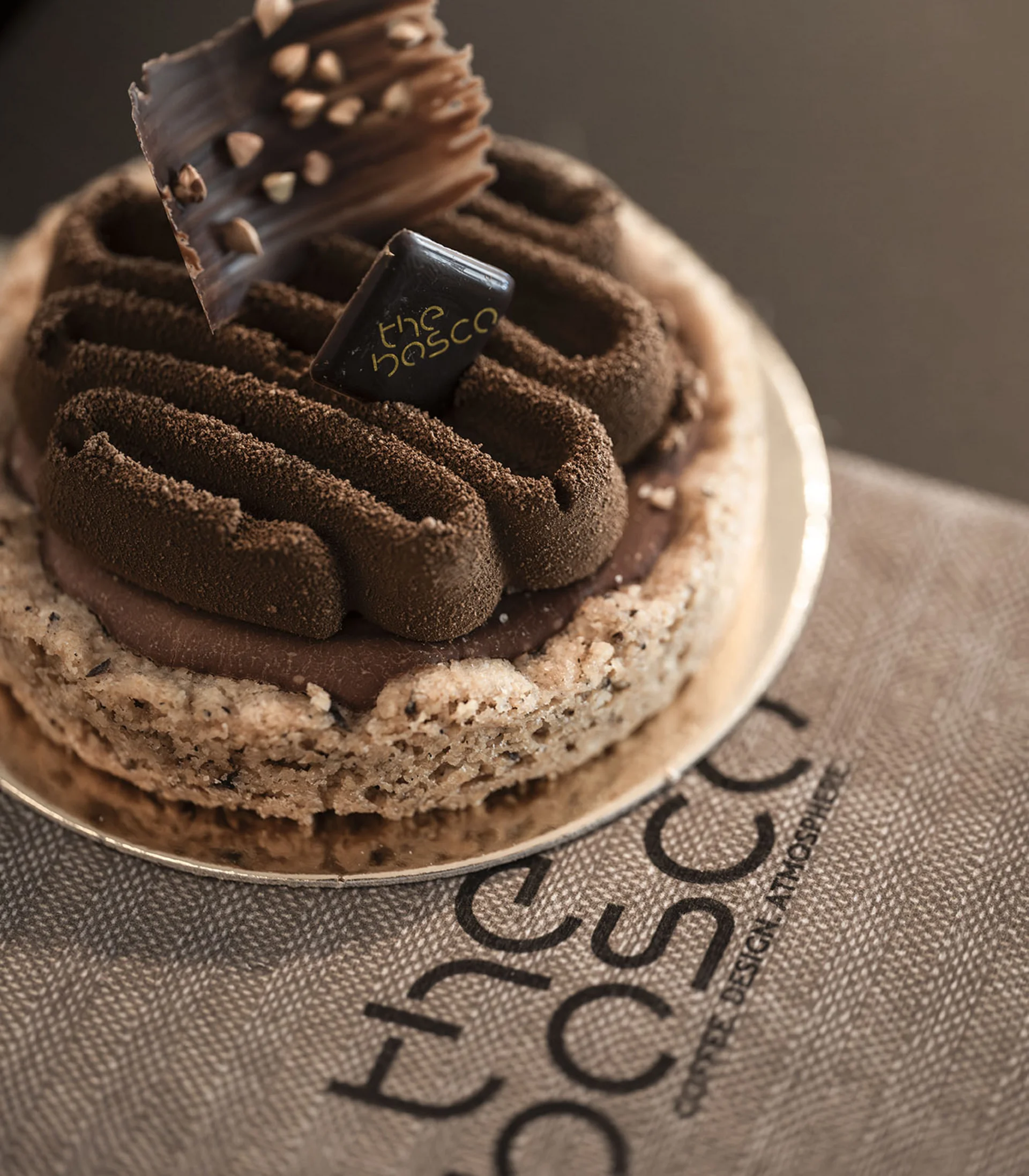 Torta al cioccolato con base di biscotto su un piatto su un panno