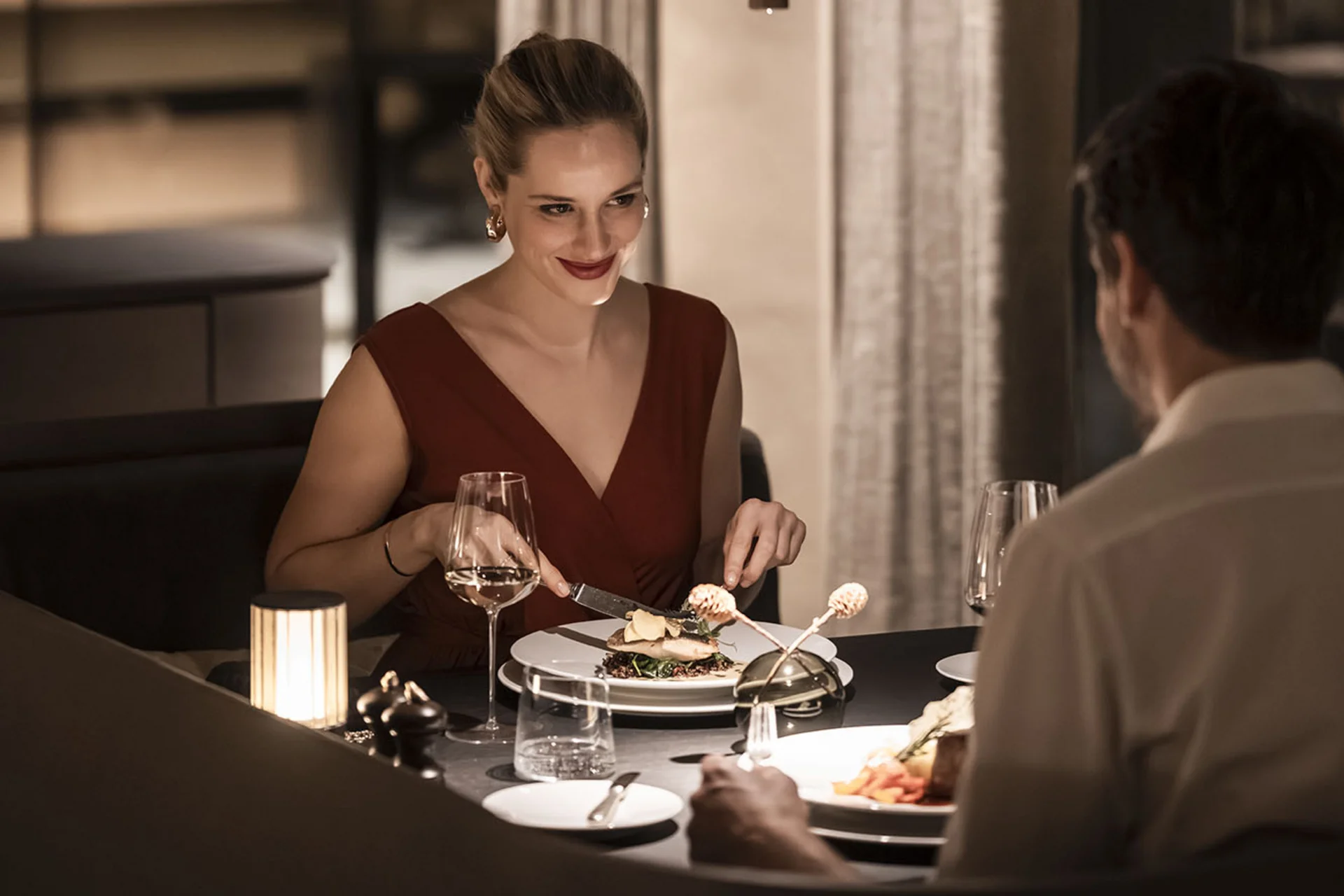 Paar beim Abendessen in einem eleganten Restaurant bei gedämpftem Licht