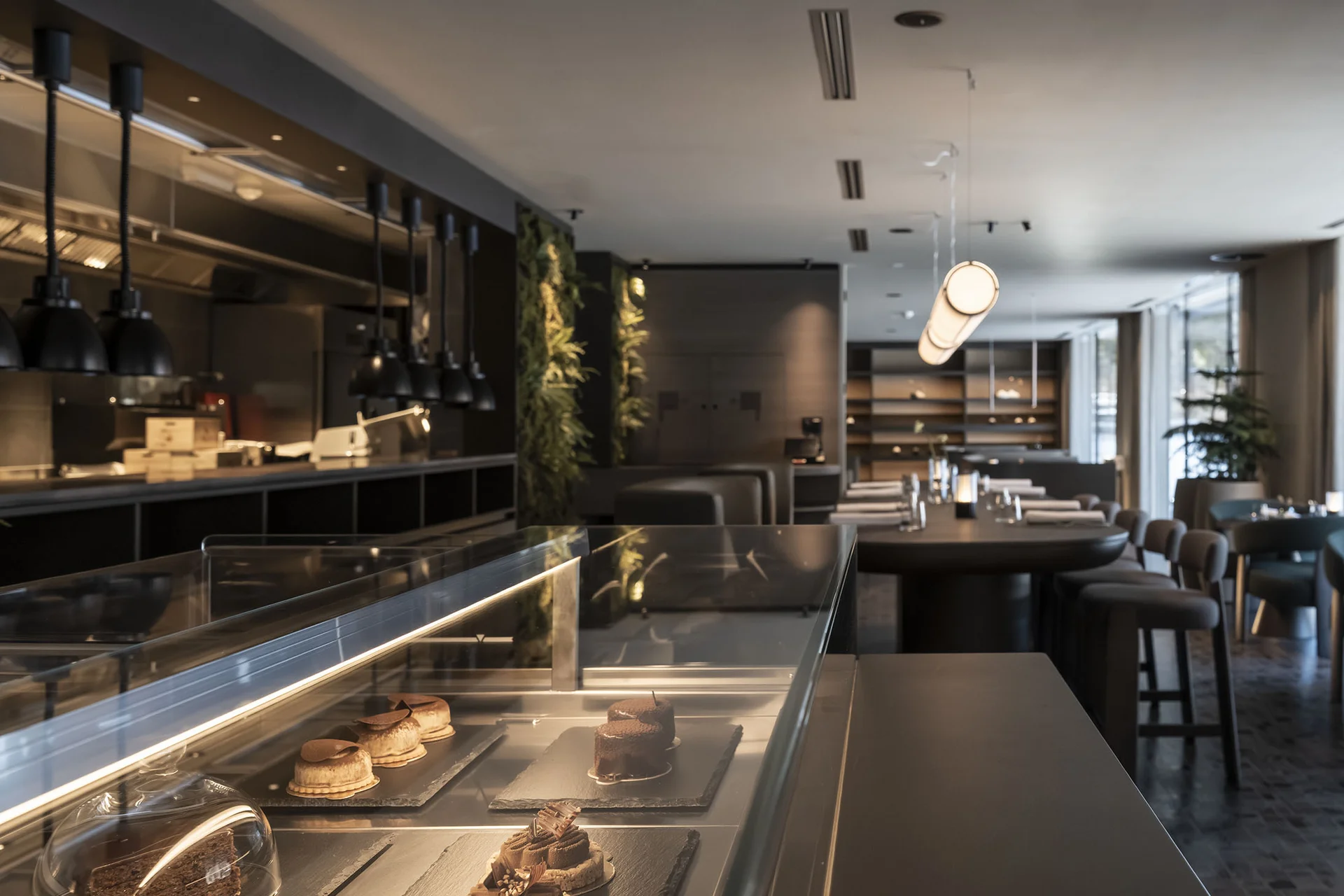 Moderne Café-Innenansicht mit Dessertvitrine und Sitzbereich