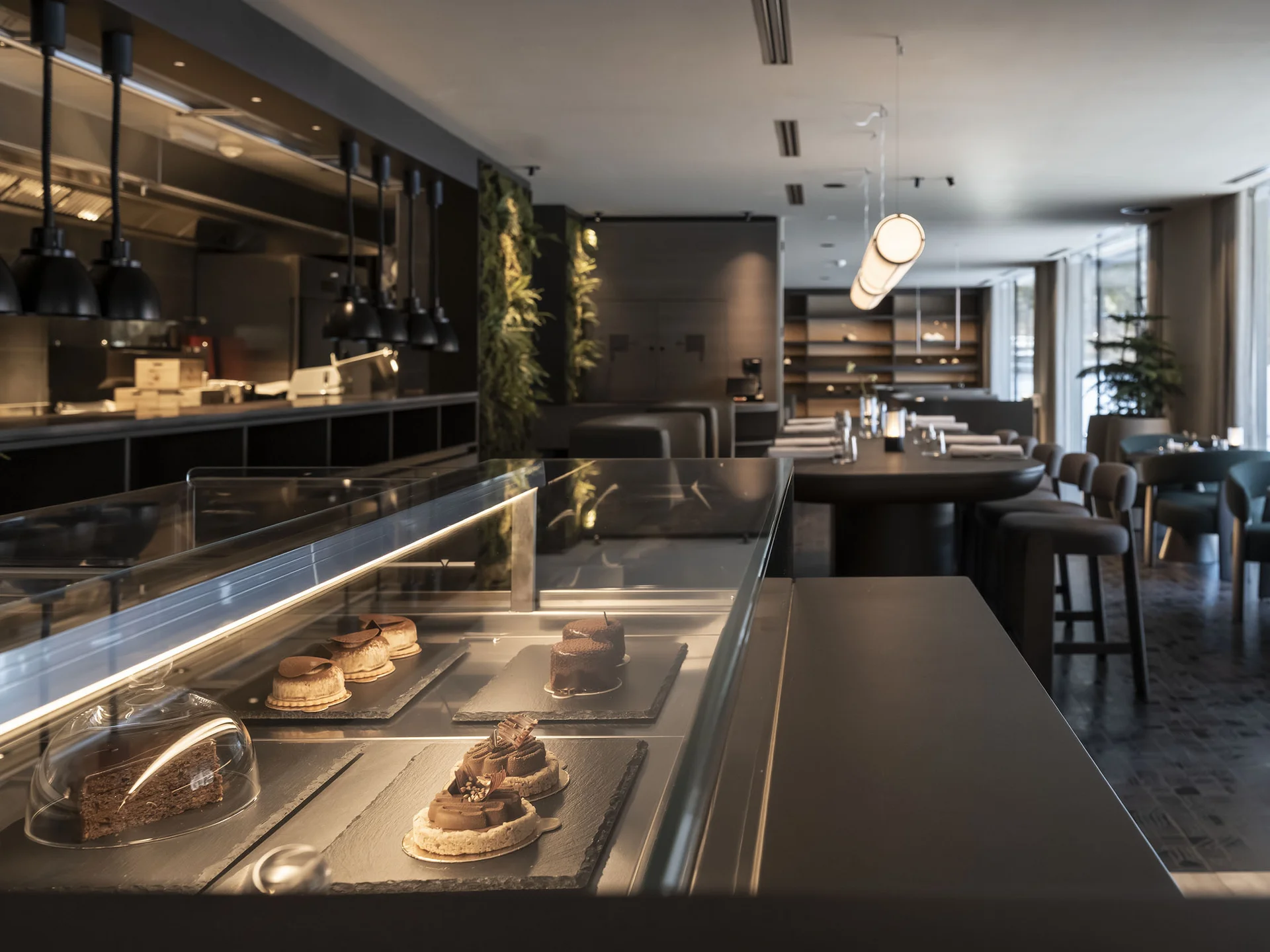 Moderne Café-Innenansicht mit Dessertvitrine und Sitzbereich