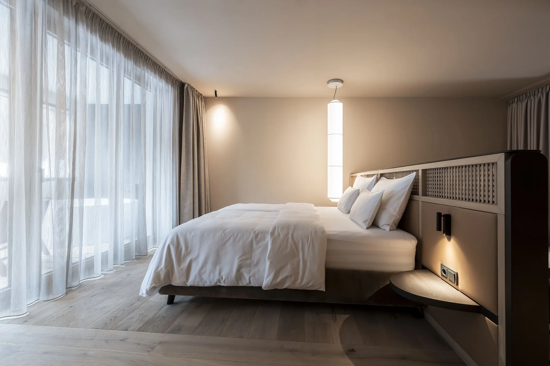 Camera da letto moderna con letto grande e tende a tutta altezza