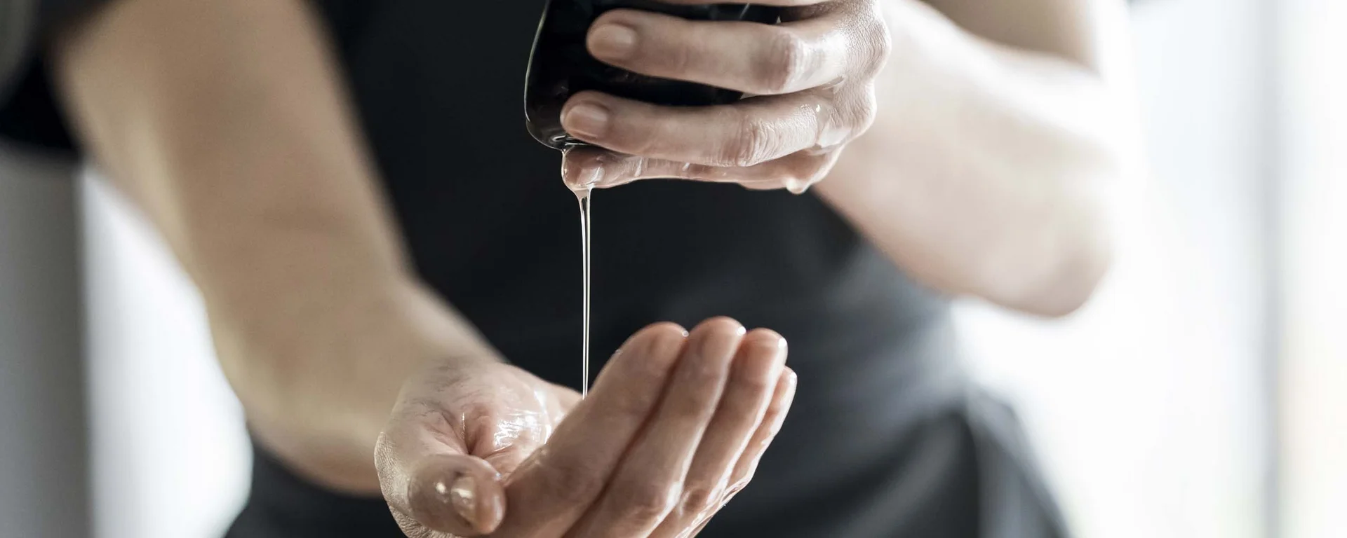 Offene Stellen im Hotel Monika Mann bekommt Massage mit Öl, das aus einem Stein tropft