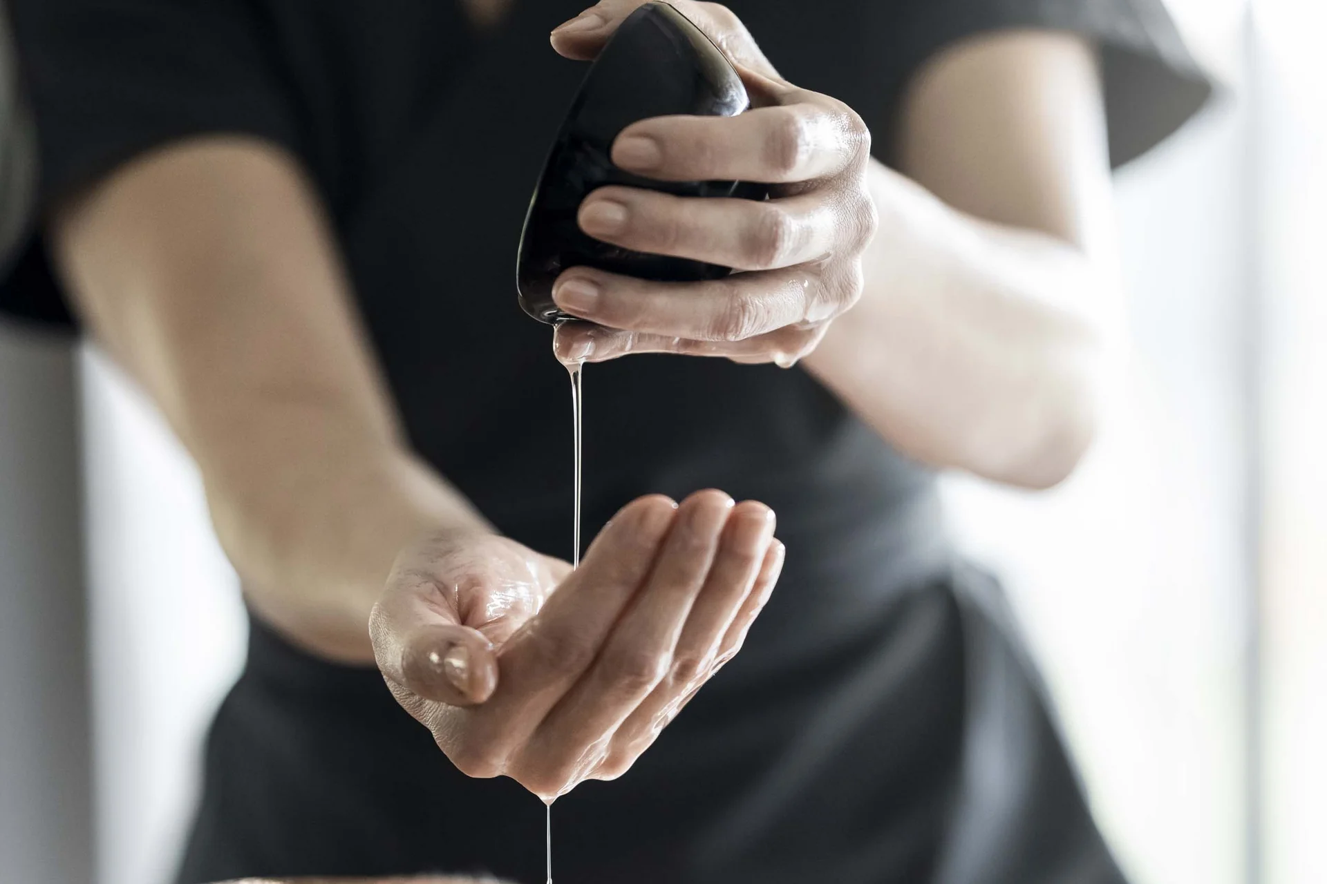Offene Stellen im Hotel Monika Mann bekommt Massage mit Öl, das aus einem Stein tropft