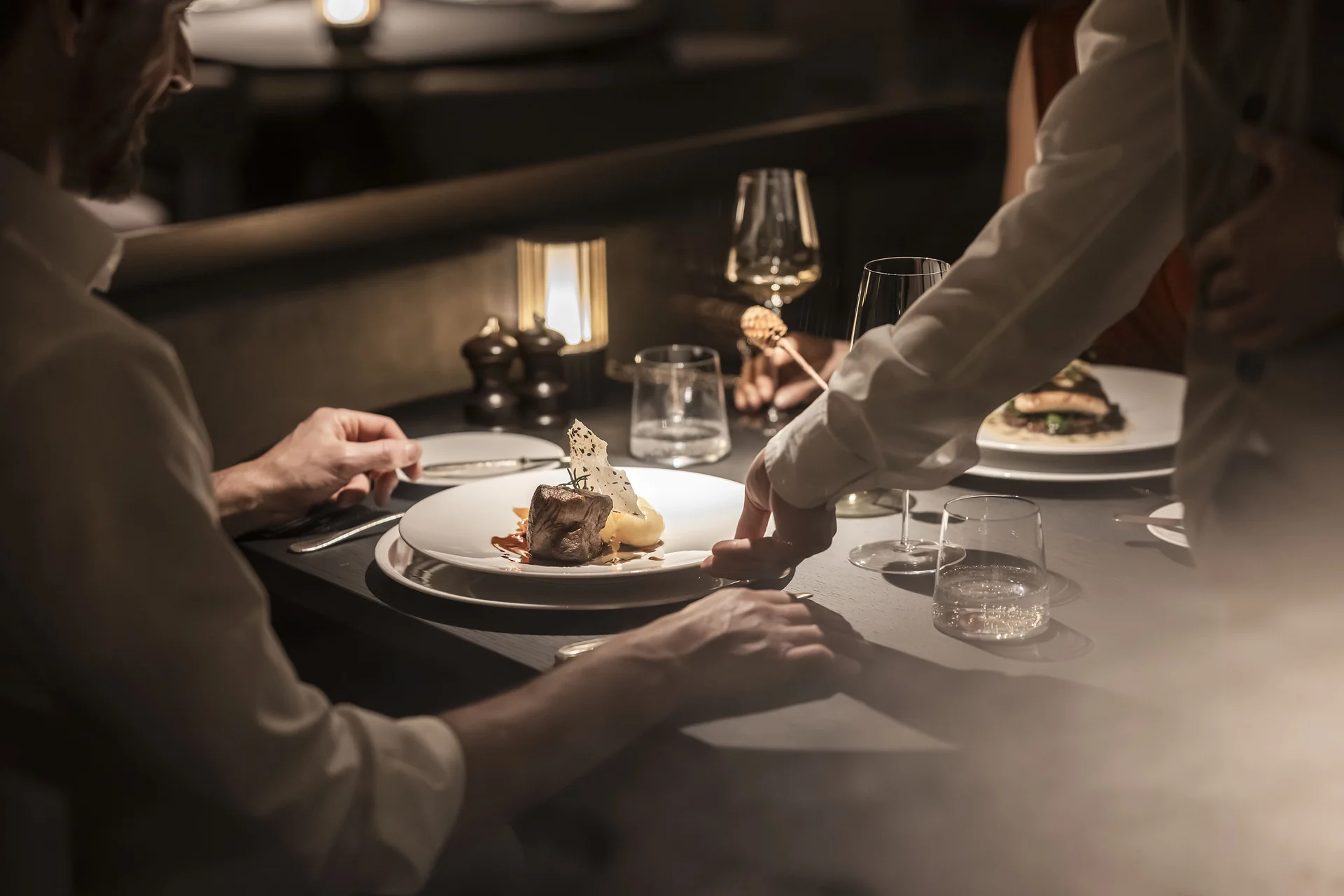 Romantisches Abendessen mit serviertem Gourmetgericht im Restaurant