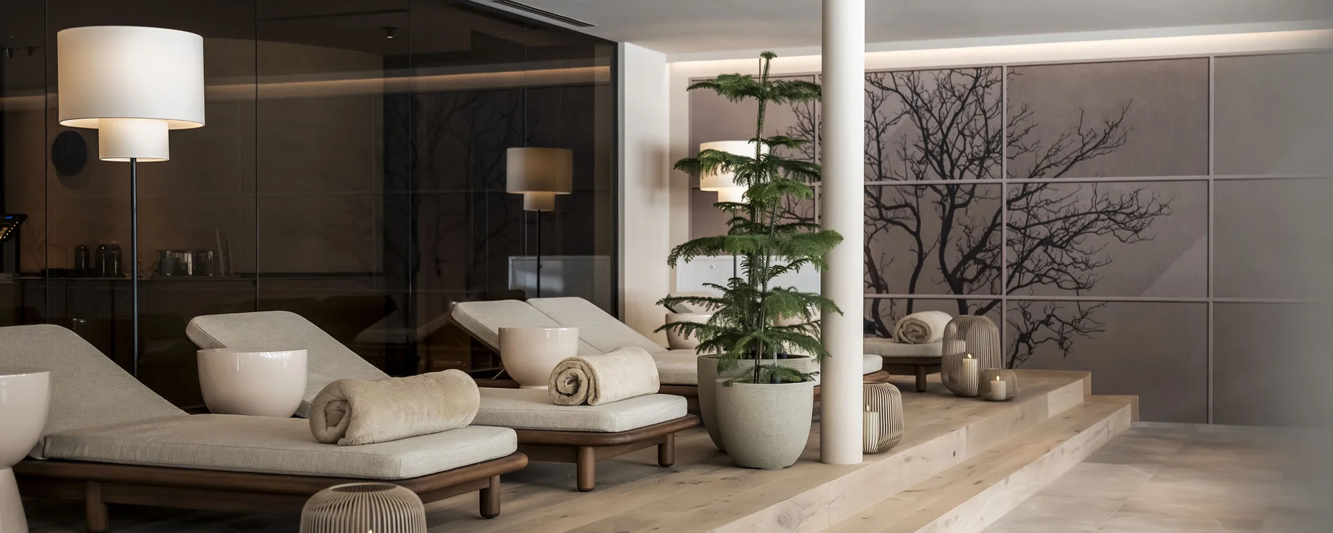 Moderne Spa-Lounge mit Liegestühlen, Pflanzen und gedimmter Beleuchtung