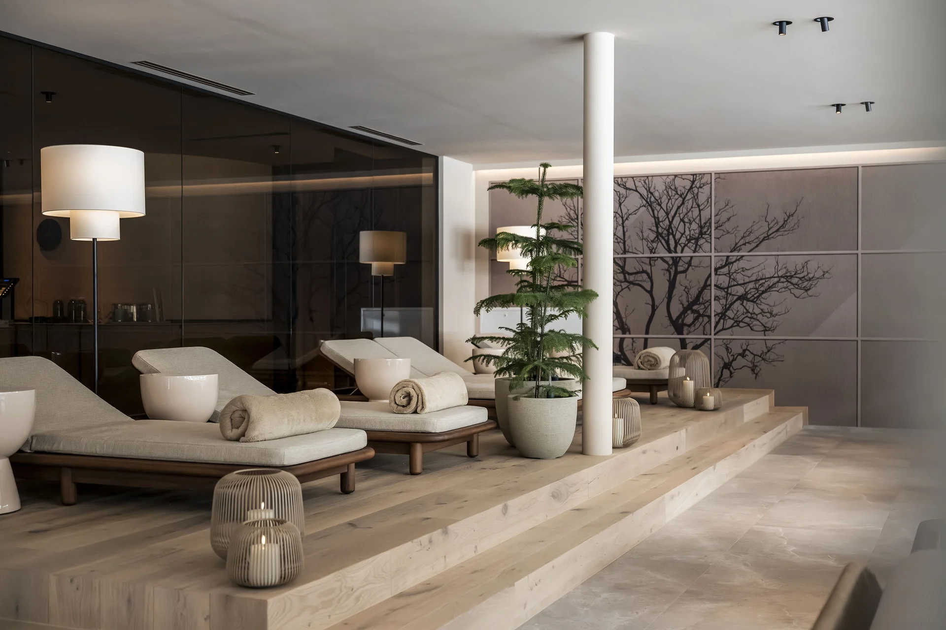 Moderne Spa-Lounge mit Liegestühlen, Pflanzen und gedimmter Beleuchtung
