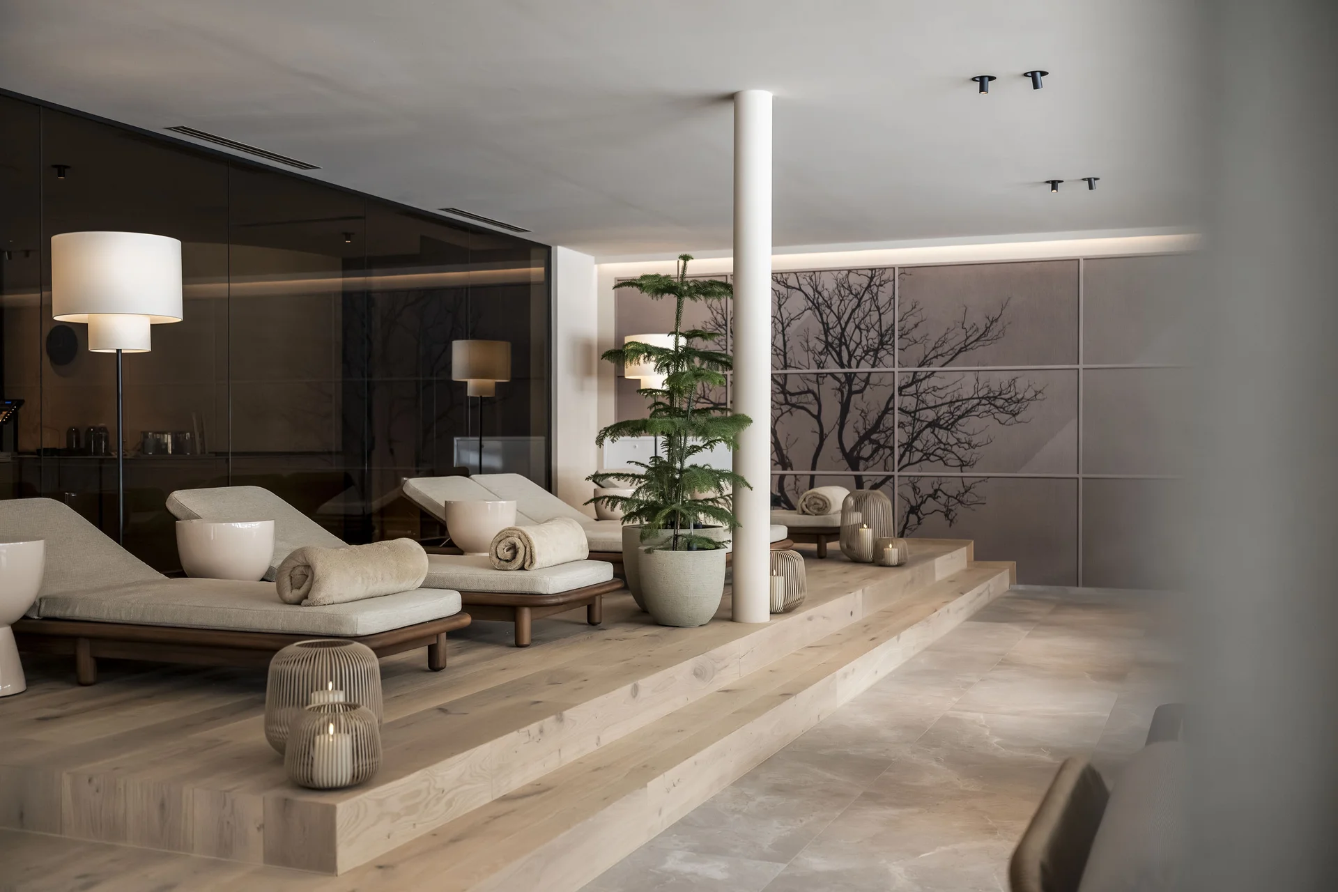 Moderne Spa-Lounge mit Liegestühlen, Pflanzen und gedimmter Beleuchtung