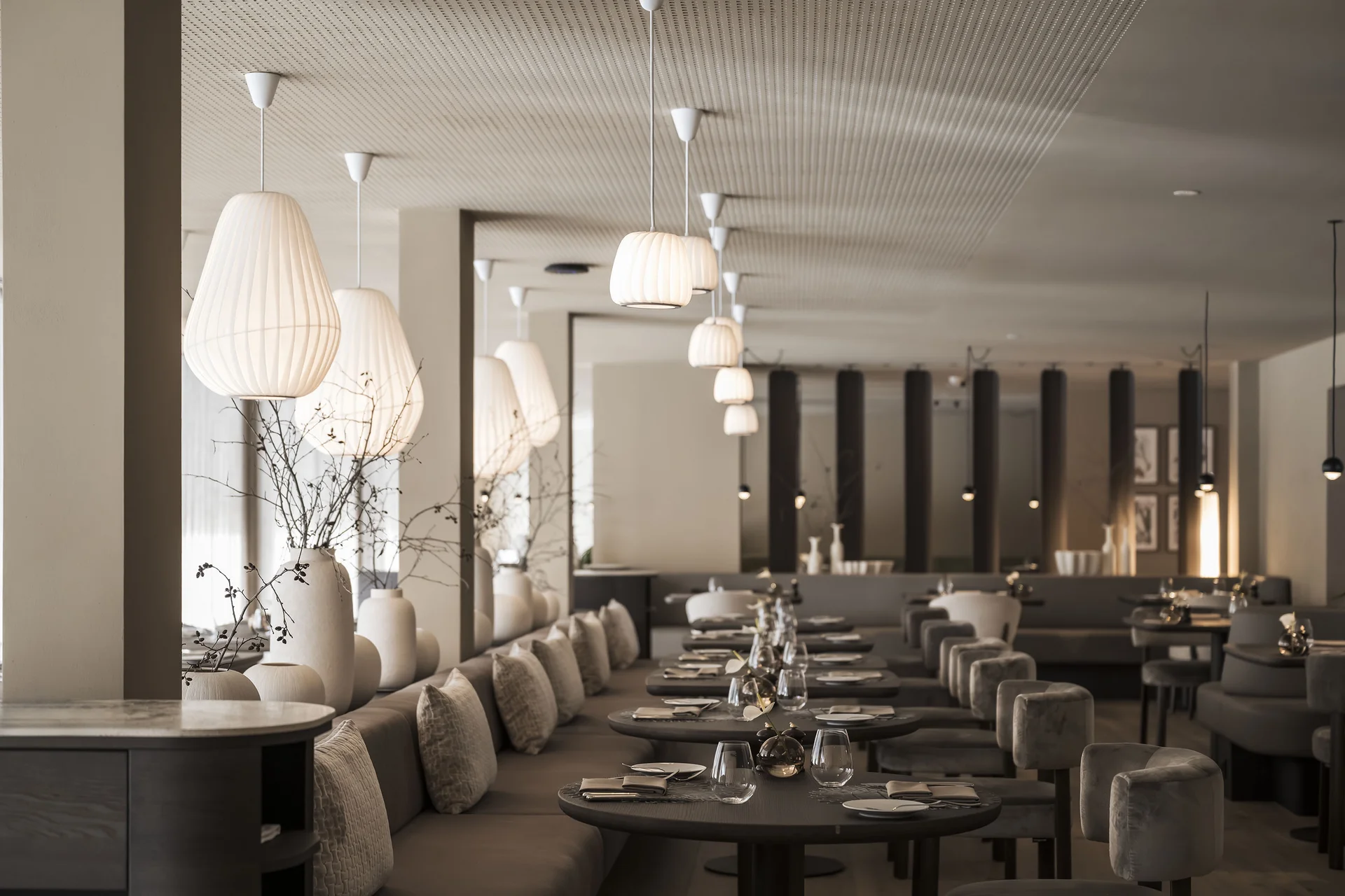 Modernes Restaurant mit gedeckten Tischen und stimmungsvoller Beleuchtung