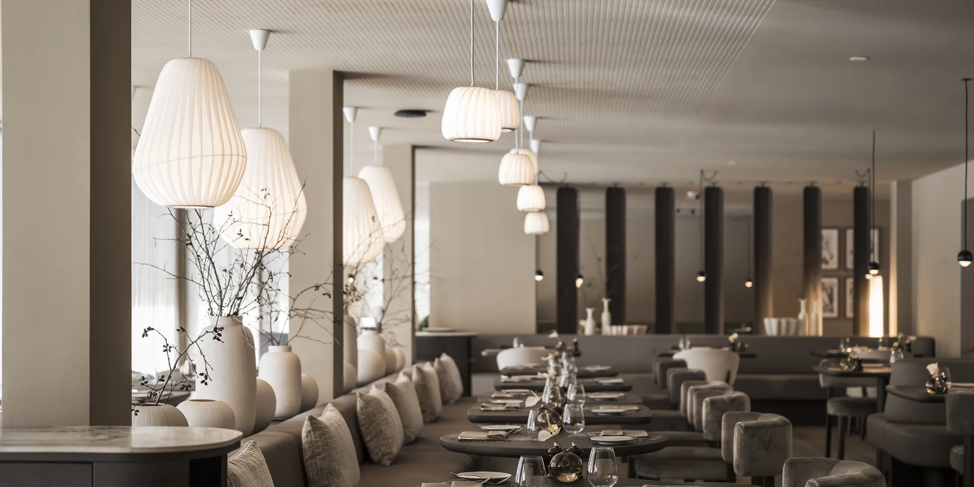 Ristorante moderno con tavoli apparecchiati e illuminazione accogliente