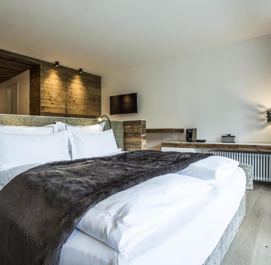 Ein Zimmer mit Doppelbett