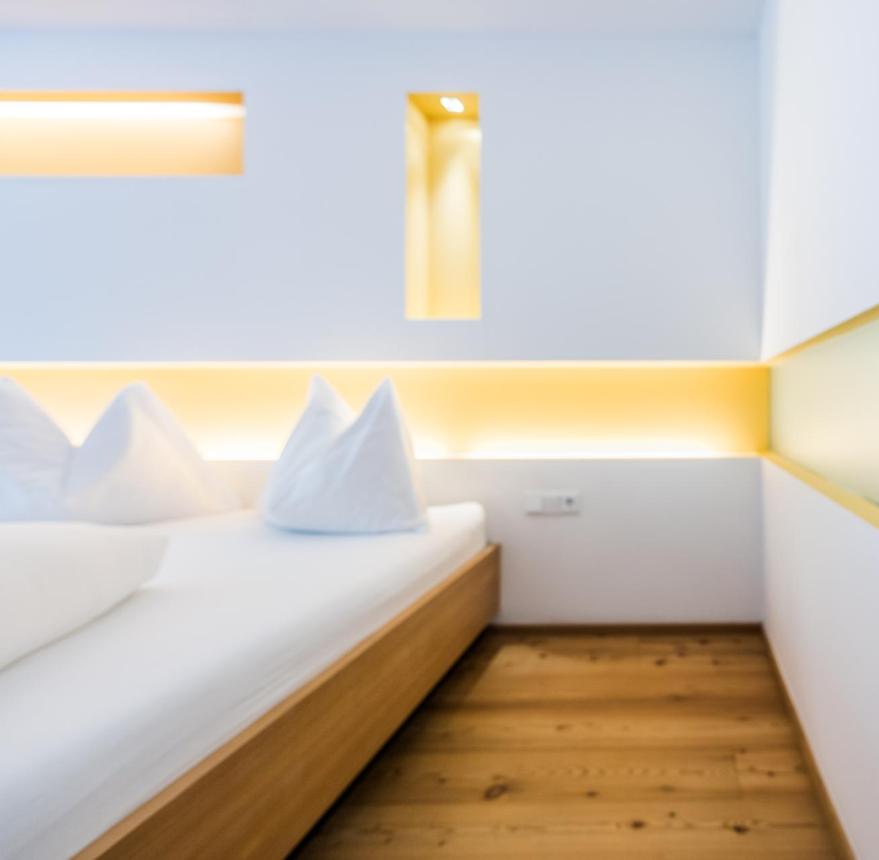 Doppelbett im Zimmer Aurora