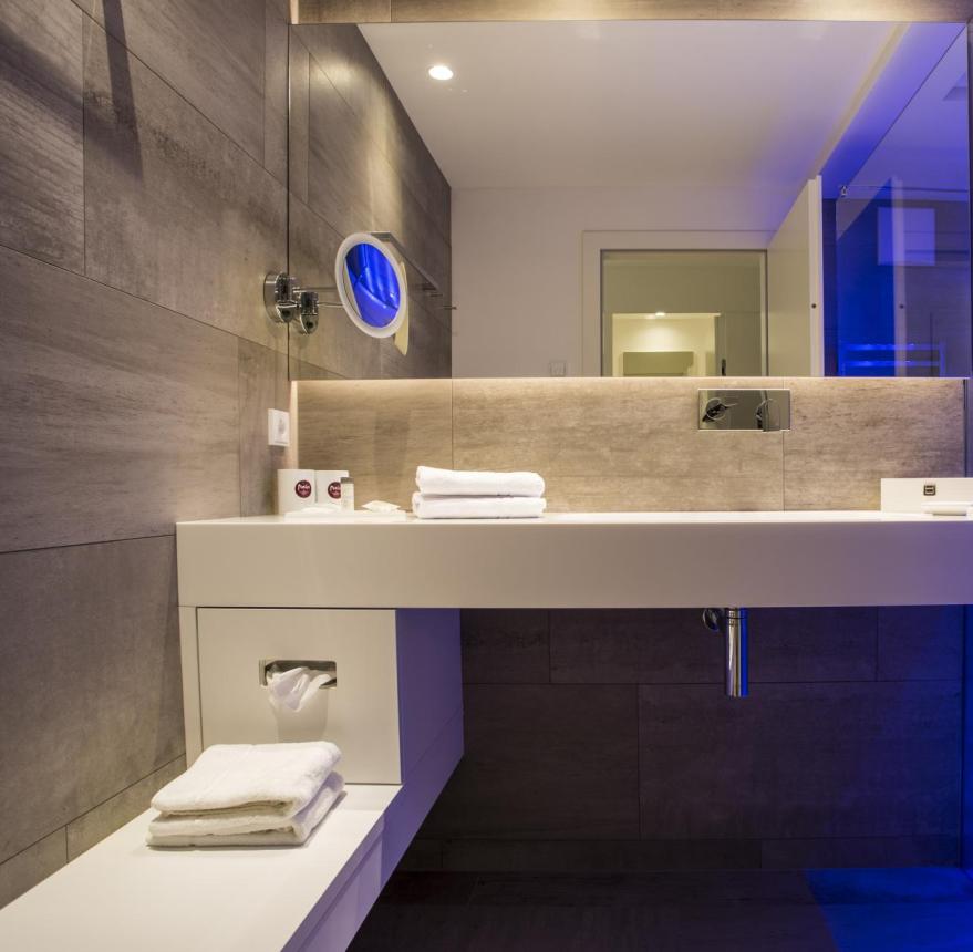 Badezimmer mit Waschtisch, Dusche und LED-Beleuchtung - Zimmer 40