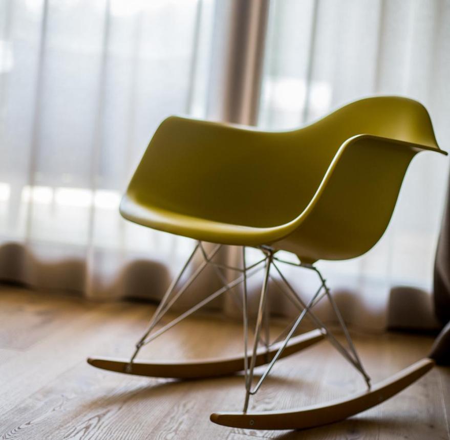 Moderner Schaukelstuhl im Zimmer Nature