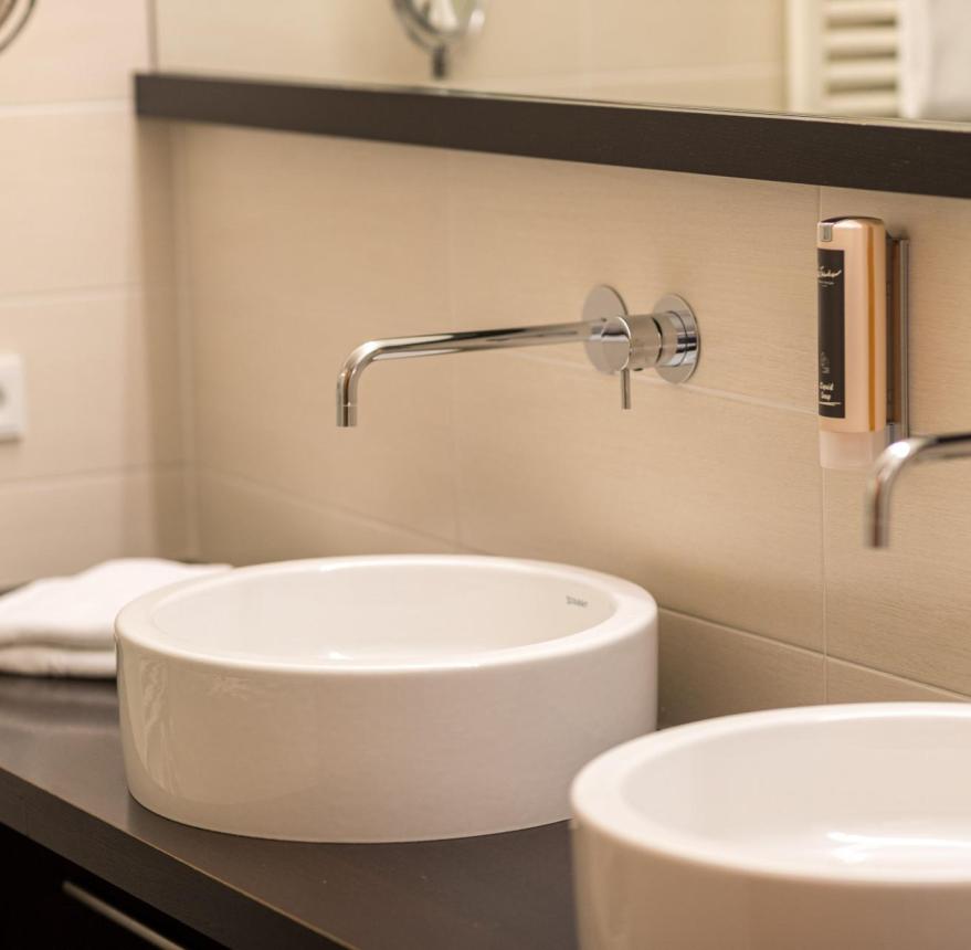 Bathroom with two sinks - Room Simon von Taisten