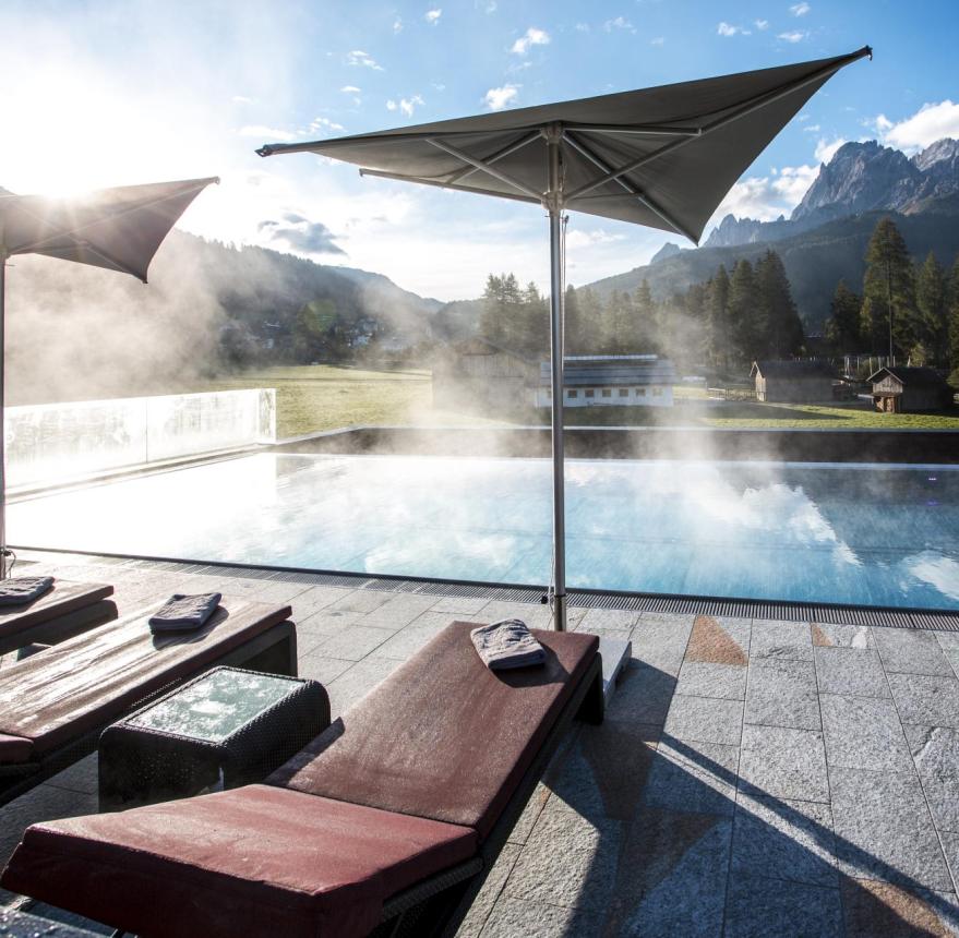 Outdoor-Pool mit Liegen und Aussicht