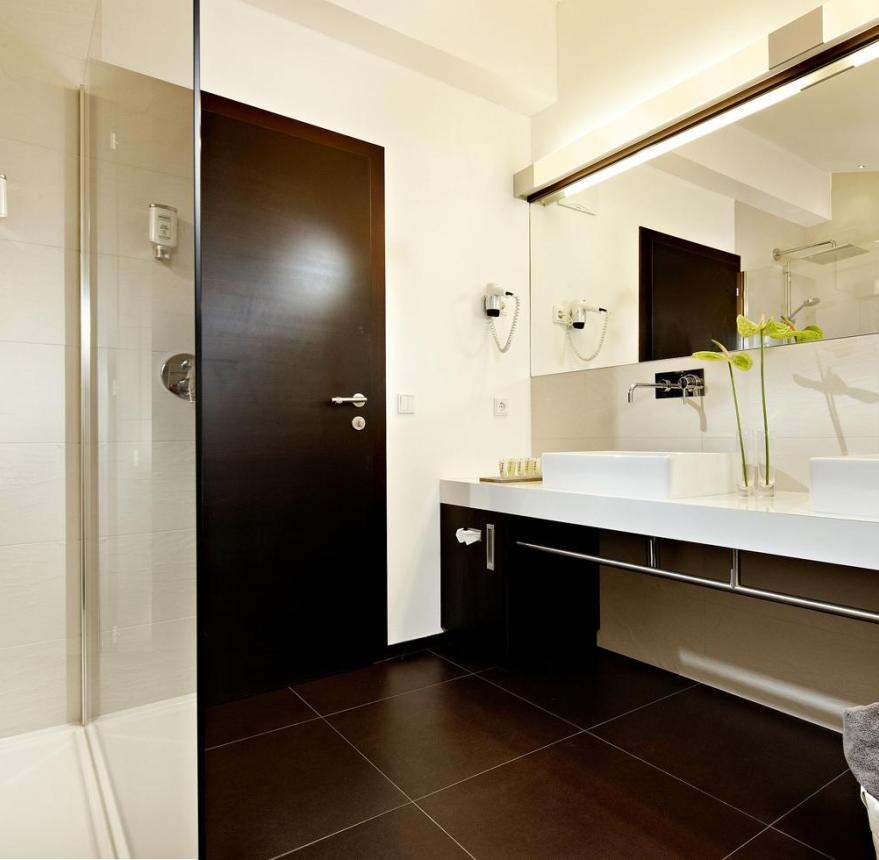 Badezimmer mit Dusche und Doppelwaschbecken - Zimmer Edel & Weiss