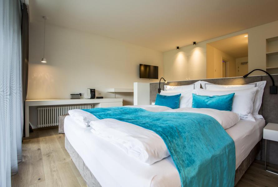 Neu renoviertes Zimmer mit Doppelbett und blauen Kissen