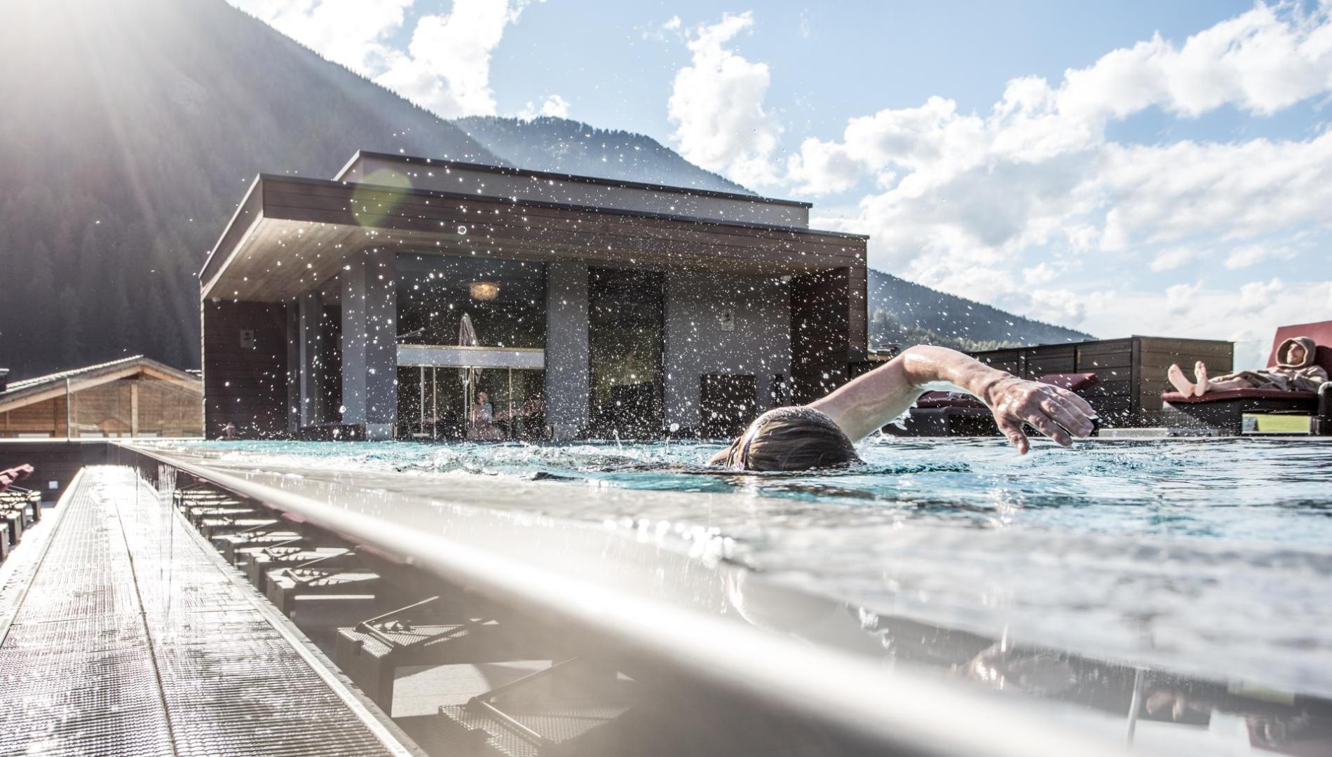 Infinity-Pool im 5 Sterne Hotel Monika