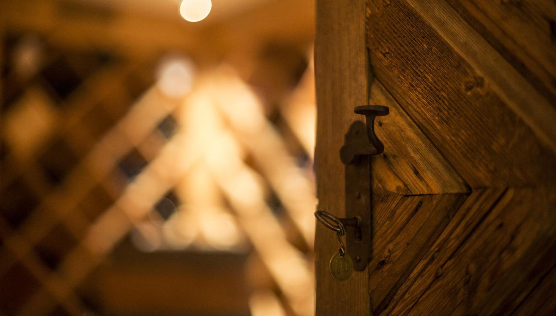 Porta d'ingresso in legno della cantina dei vini