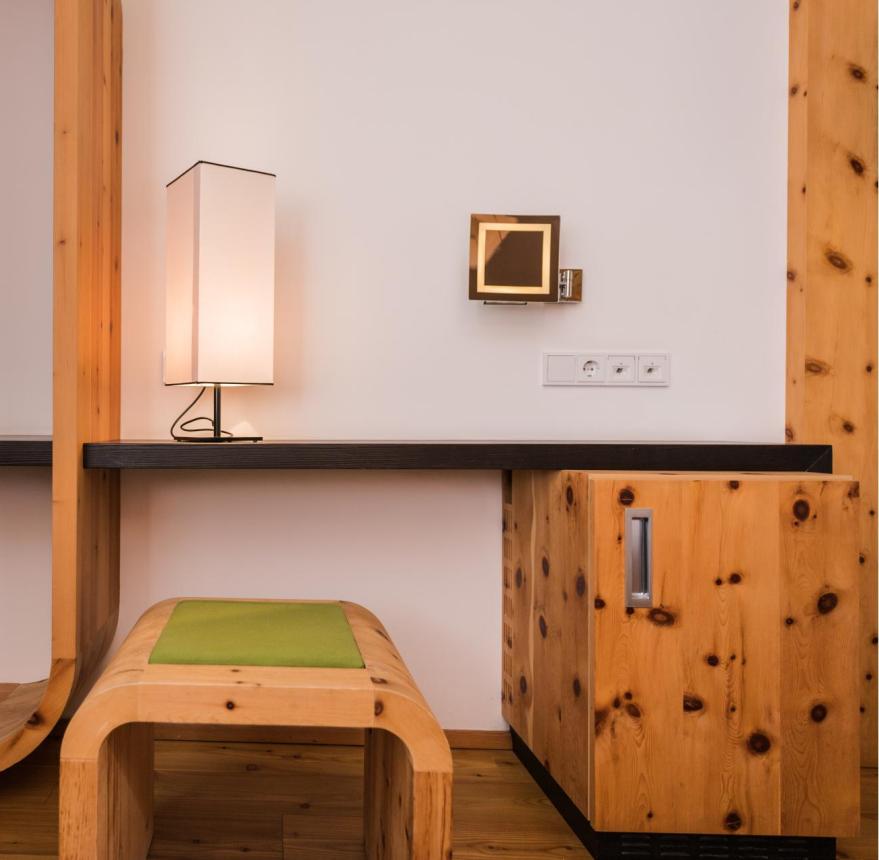 Lo stile alpino incontra il design moderno con tanto legno di cirmolo nella camera Pinus
