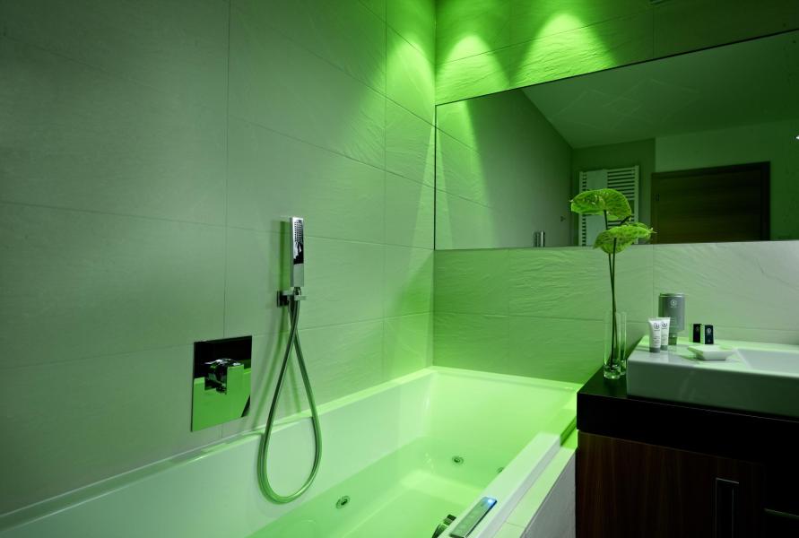 Badezimmer mit Badewanne und LED-Beleuchtung