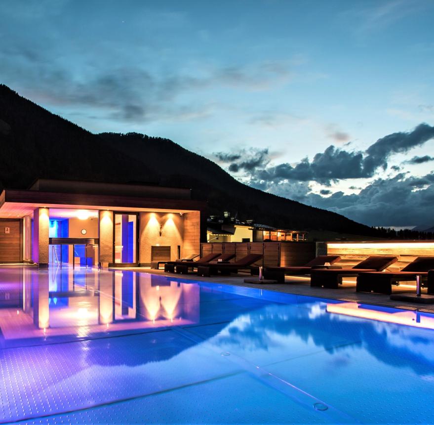 Der Infinity Outdoor-Pool am Abend