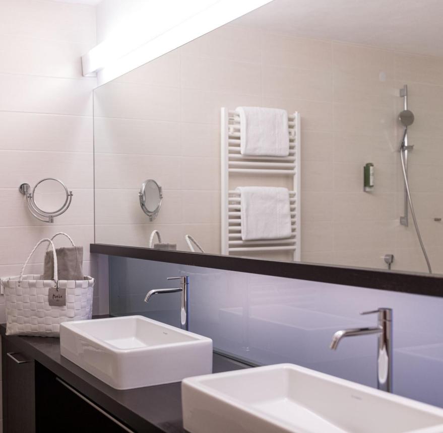 Badezimmer mit Dusche und Doppelwaschbecken - Zimmer Giardino de Luxe