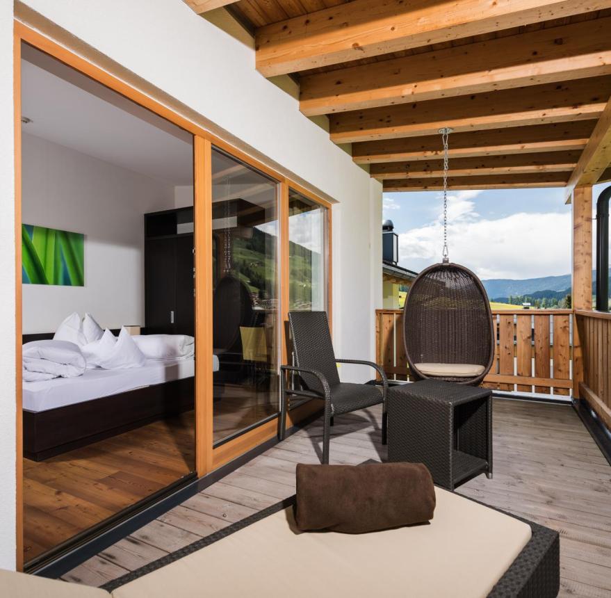 Balkon mit Lounge Hängesessel „Egg“ und Helm-Bergblick - Zimmer Comfort