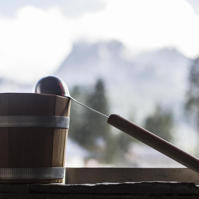 Infusion bucket on sauna heater