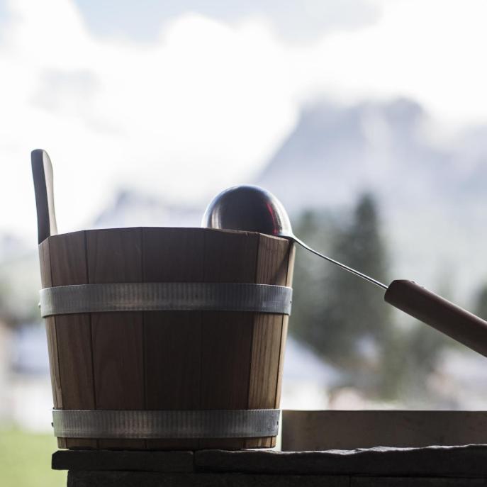 Secchio per infusione sul riscaldatore della sauna