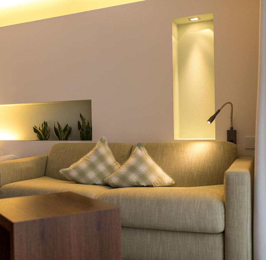 Zimmer Giardino de Luxe mit Doppelbett und Sitzecke